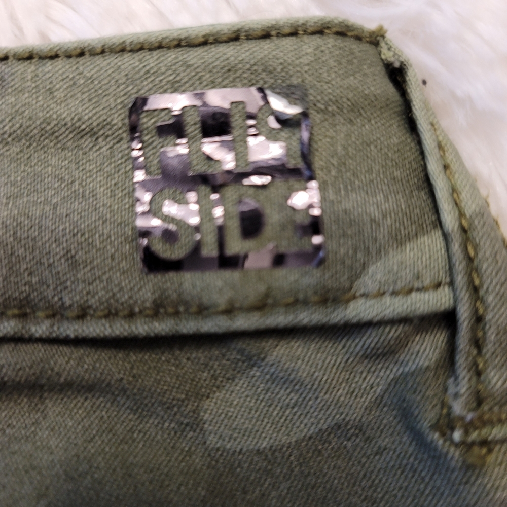 Flip Side Reversible Camo on one side Solid Green on the other. W 30 R 7 L 29 - Picture 3 of 9